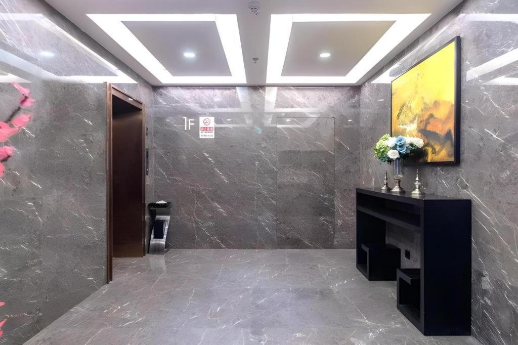Hotel Yitel Tuanjiehu Metro Station